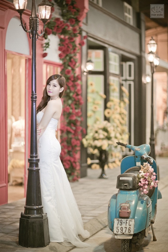 Hot girl Huyền Linh điệu đà cùng áo cưới