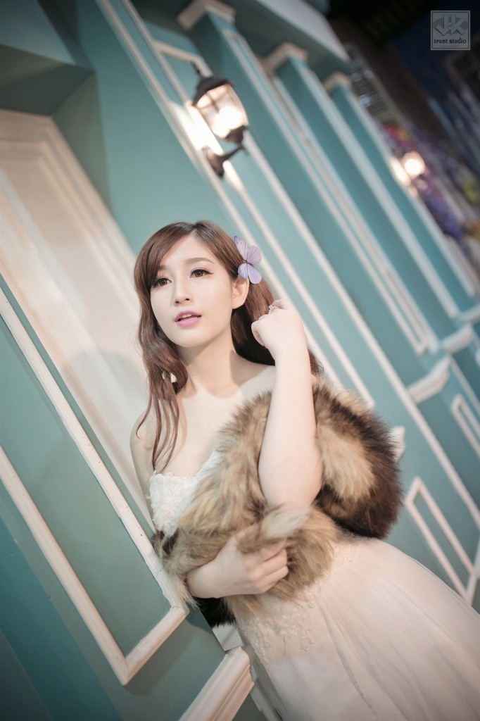 Hot girl Huyền Linh điệu đà cùng áo cưới