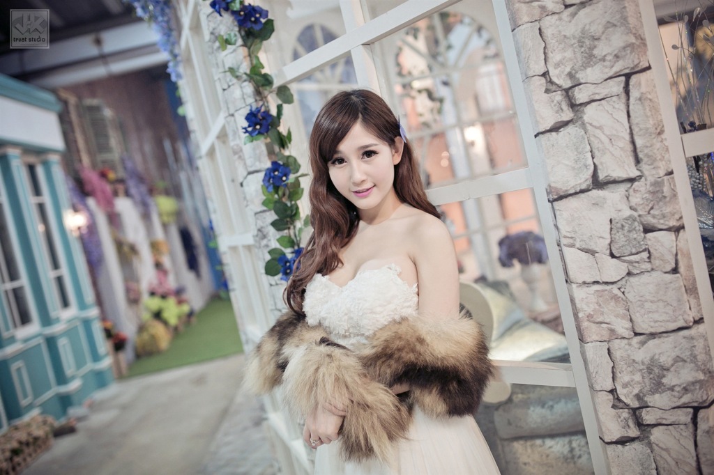 Hot girl Huyền Linh điệu đà cùng áo cưới