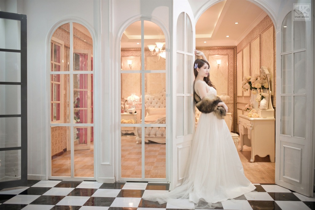 Hot girl Huyền Linh điệu đà cùng áo cưới