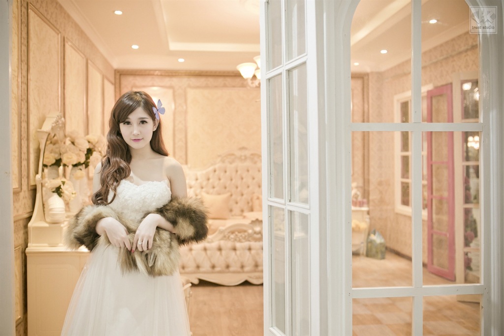Hot girl Huyền Linh điệu đà cùng áo cưới