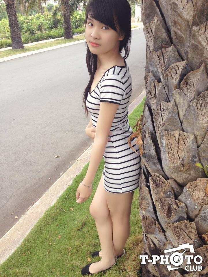 Vân Anh cười tươi dáng chuẩn