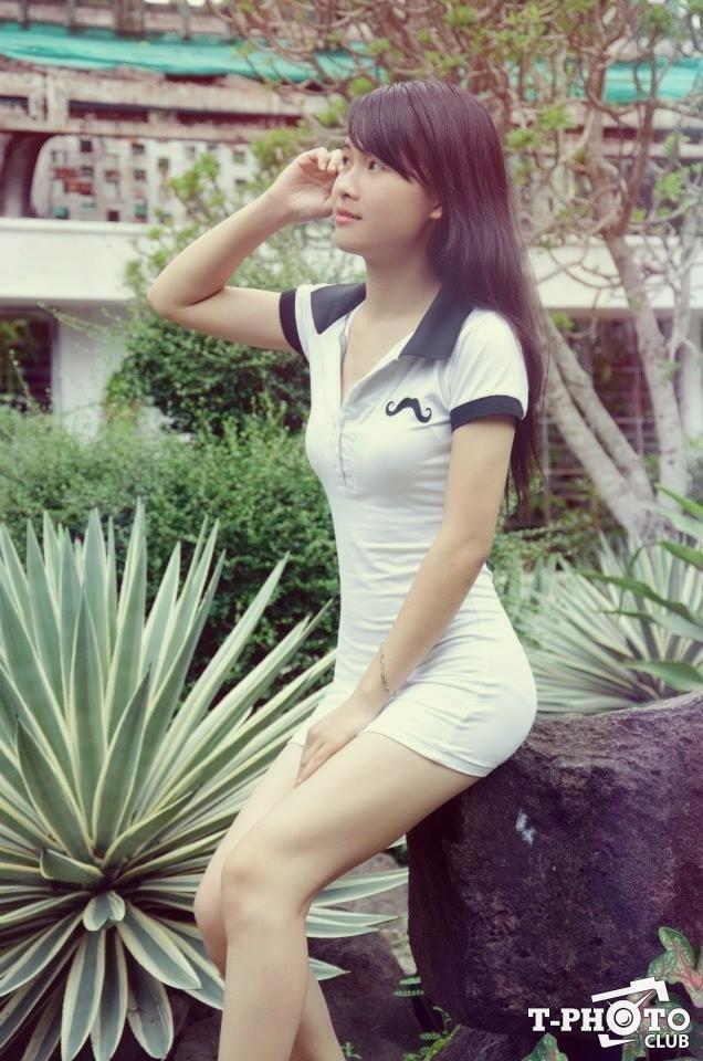 Vân Anh cười tươi dáng chuẩn