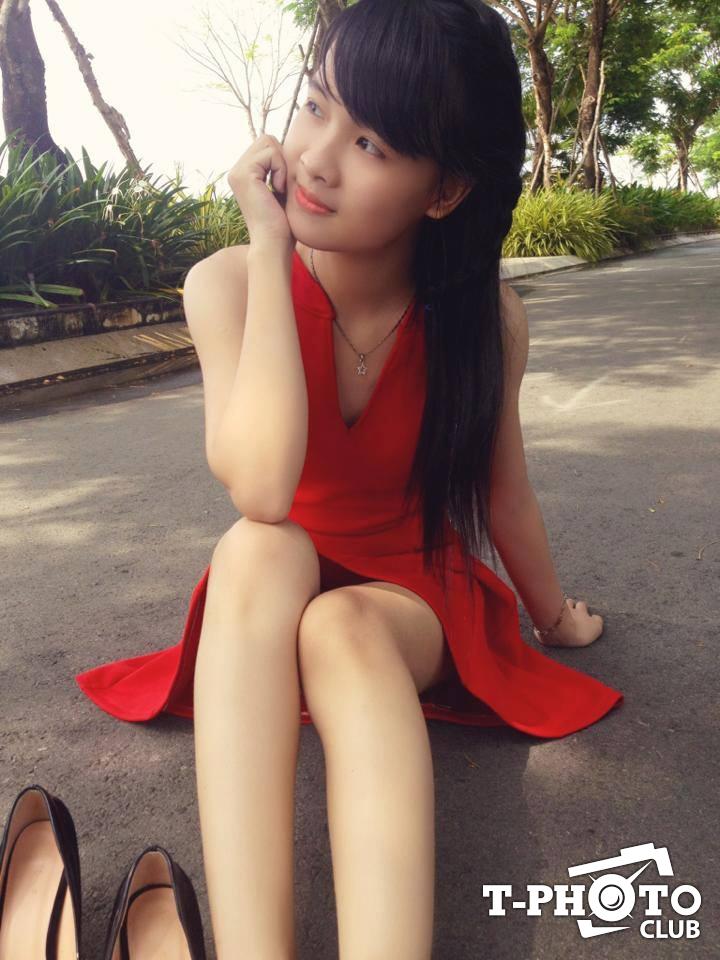 Vân Anh cười tươi dáng chuẩn