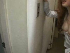 Làm lút làm tình với nhân viên trong nhà vệ sinh