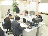 Sếp gọi nhân viên ra nhà vệ sinh để địt